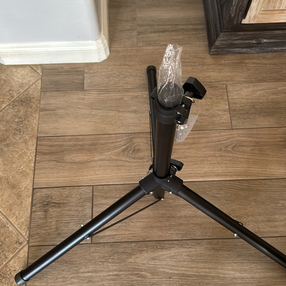 Generic tri pod stand for photos / video - Picture 2 of 2